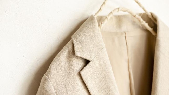 Jaket berbahan linen.