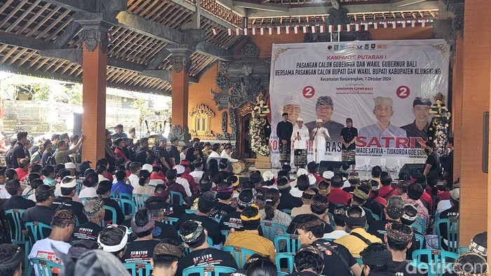 Kampanye calon gubernur dan wakil gubernur Bali nomor urut 2 Wayan Koster-I Nyoman Giri Prasta bersama calon bupati dan wakil bupati Klungkung nomor urut 2 I Made Satria-Tjokorda Gde Surya Putra di Kabupaten Klungkung, Senin (7/10/2024). (Foto : Putu Krista/detikBali)