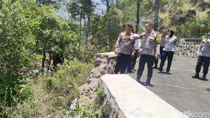 Kapolres Kuningan AKBP Willy Andrian meninjau lokasi kecelakaan maut mobil pick up pengangkut wisatawan di Desa Setianegara, Kecamatan Cilimus, menyebabkan empat korban meninggal dunia, Senin (7/10).