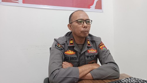 Kasi Humas Polres Lombok Tengah, Iptu Lalu Brata Kusnadi, saat ditemui detikBali di ruangannya. (Edi Suryansyah/detikBali)