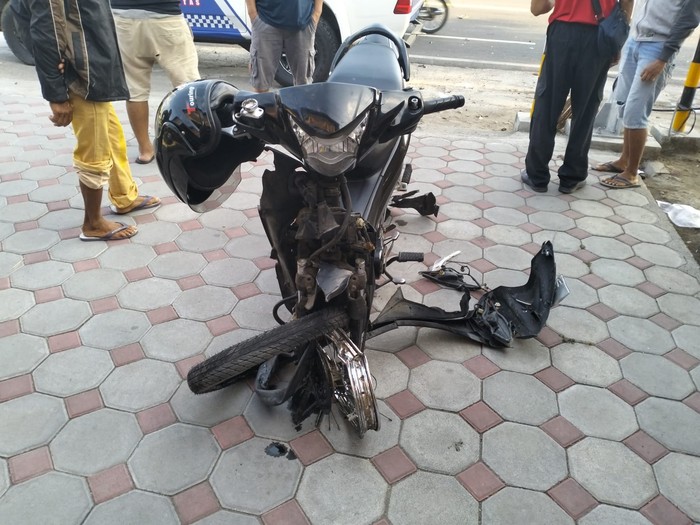 Kondisi motor yang remuk usai terlibat adu banteng dengan motor lain di Jalan Jogja-Wates, Kulon Progo, Senin (7/10/2024).
