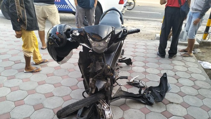 Kondisi motor yang remuk usai terlibat adu banteng dengan motor lain di Jalan Jogja-Wates, Kulon Progo, Senin (7/10/2024).