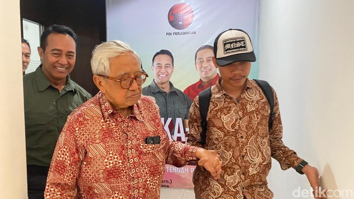 Ketua Tim Pemenangan Andika-Hendi, Umar Wahid, bersama Andika-Hendi dan jajaran tim pemenangan di Posko Pemenangan Pandanaran 100, Senin (7/10/2024).