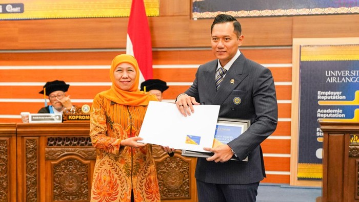 Khofifah memberikan kartu anggota IKA Unair kepada AHY yang baru saja meraih gelar doktoral.