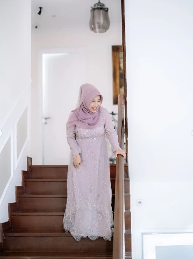 Kiky tampil mengenakan dress berpayet lengan panjang. Penampilannya itu dilengkapi dengan hijab berwarna senada. Foto: Instagram/@kikysaputrii