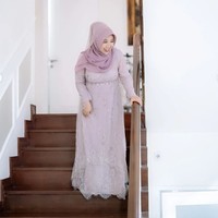 Kiky tampil mengenakan dress berpayet lengan panjang. Penampilannya itu dilengkapi dengan hijab berwarna senada. Foto: Instagram/@kikysaputrii