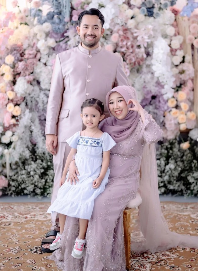 Anak angkat Kiky Saputri dan Muhammad Khairi, Aisya juga tampak hadir. Aisya tampil mengenakan dress biru muda. Foto: Instagram/@kikysaputrii