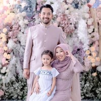 Anak angkat Kiky Saputri dan Muhammad Khairi, Aisya juga tampak hadir. Aisya tampil mengenakan dress biru muda. Foto: Instagram/@kikysaputrii