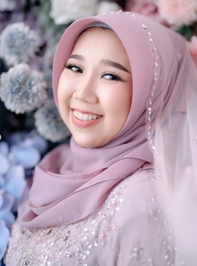 Mempercantik penampilannya, Kiky juga merias wajahnya dengan tampilan natural look. Blush on pink serta lipstik berwarna cerah membuat penampilan wanita 30 tahun itu terlihat semakin fresh. Foto: Instagram/@kikysaputrii