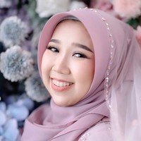 Mempercantik penampilannya, Kiky juga merias wajahnya dengan tampilan natural look. Blush on pink serta lipstik berwarna cerah membuat penampilan wanita 30 tahun itu terlihat semakin fresh. Foto: Instagram/@kikysaputrii