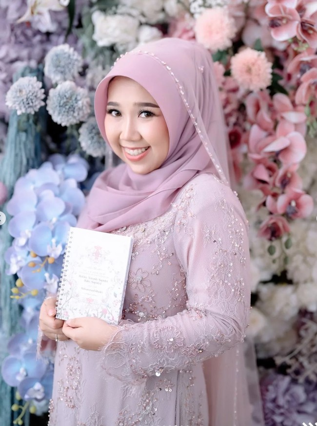 Syukuran kehamilan tersebut bertujuan untuk medoakan jabang bayi dalam perut Kiky. Dalam keterangan unggahan Instagram pribadinya, Kiky meminta doa untuk kesehatan serta keselamatan dirinya dan jabang bayinya. Masya Allah, Alhamdulillah.. Acara pengajian 4bulanan untuk buah hati kami berjalan lancar. Sekali lagi mohon doa dari teman-teman semua untuk kesehatan dan keselamatan kami sampai nanti persalinan. Aamiin Aamiin Ya Rabbal Alamin, tulisnya. Foto: Instagram/@kikysaputrii