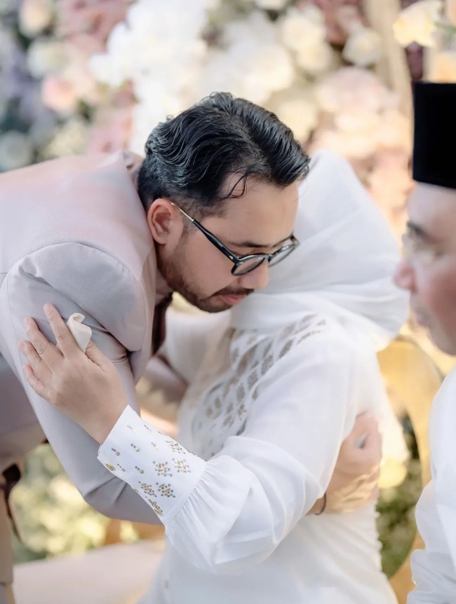 Terlihat acara tersebut berlangsung dengan lancar dan khidmat. Banyak netizen yang juga turut mendoakan Kiky dan bayi dalam perutnya. Foto: Instagram/@kikysaputrii