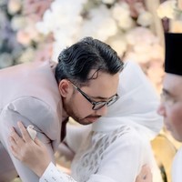 Terlihat acara tersebut berlangsung dengan lancar dan khidmat. Banyak netizen yang juga turut mendoakan Kiky dan bayi dalam perutnya. Foto: Instagram/@kikysaputrii