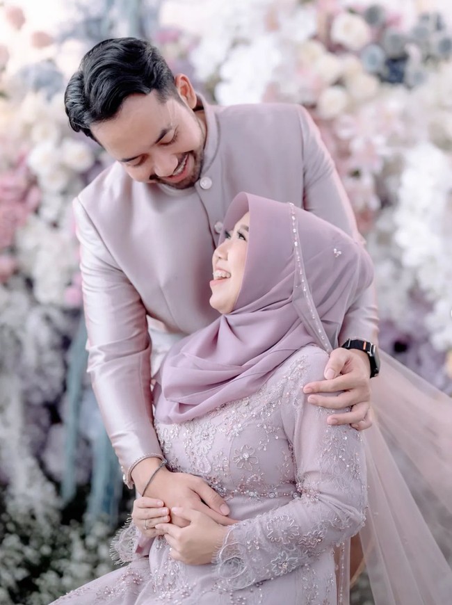 Setelah mengumumkan kehamilannya, Kiky Saputri dan suaminya, Khairi, tampak menggelar acara pengajian 4 bulanan kehamilan. Keduanya tampil kompak dalam busana serba lavender. Foto: Instagram/@kikysaputrii