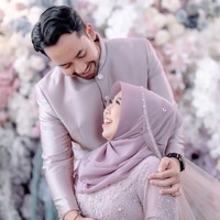 Setelah mengumumkan kehamilannya, Kiky Saputri dan suaminya, Khairi, tampak menggelar acara pengajian 4 bulanan kehamilan. Keduanya tampil kompak dalam busana serba lavender. Foto: Instagram/@kikysaputrii