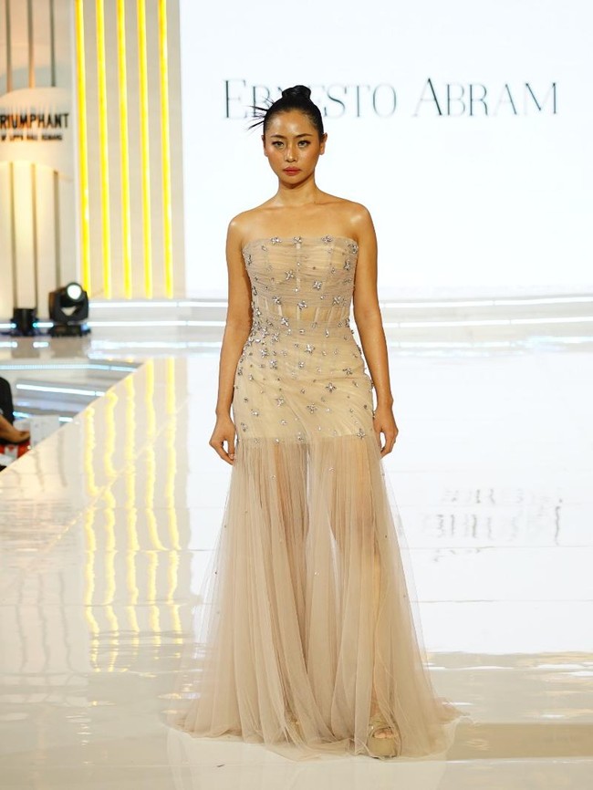 Ernesto Abram jadi salah satu desainer yang unjuk karya di perayaan HUT ke-12 Lippo Mall Kemang, bertemakan ‘Twelve Triumphant’. Foto: Dok. Lippo Mall Kemang