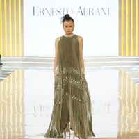 Gaun malam dalam koleksi ini menonjolkan siluet yang anggun dengan potongan dramatis.  Foto: Dok. Lippo Mall Kemang