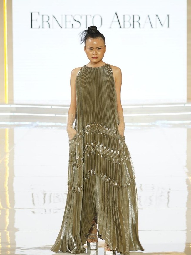 Gaun malam dalam koleksi ini menonjolkan siluet yang anggun dengan potongan dramatis.  Foto: Dok. Lippo Mall Kemang