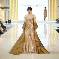 Palet metalik mendominasi koleksinya. Mulai dari silver, gold, biru hingga hijau ditampilkan dalam material berkilauan. Foto: Dok. Lippo Mall Kemang