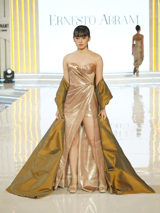 Palet metalik mendominasi koleksinya. Mulai dari silver, gold, biru hingga hijau ditampilkan dalam material berkilauan. Foto: Dok. Lippo Mall Kemang