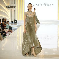 Detail lipit yang feminin, dipadukan dengan siluet korset yang tegas dan konstruktif. Hadir pula elemen-elemen berkilauan dari payet, kristal hingga potongan kaca. Foto: Dok. Lippo Mall Kemang