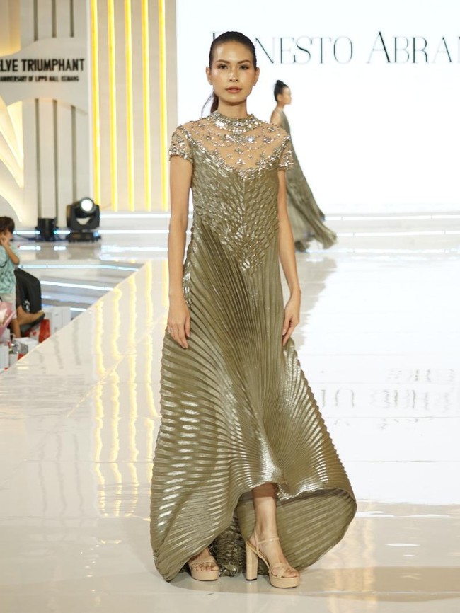 Detail lipit yang feminin, dipadukan dengan siluet korset yang tegas dan konstruktif. Hadir pula elemen-elemen berkilauan dari payet, kristal hingga potongan kaca. Foto: Dok. Lippo Mall Kemang