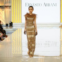 Koleksi ini mencermikan dualitas yang ada dalam diri wanita. Gaun yang lembut dan feminin berpadu harmonis dengan elemen yang menunjukkan kekuatan.  Foto: Dok. Lippo Mall Kemang