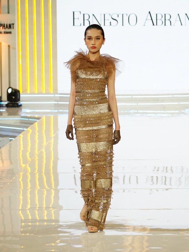 Koleksi ini mencermikan dualitas yang ada dalam diri wanita. Gaun yang lembut dan feminin berpadu harmonis dengan elemen yang menunjukkan kekuatan.  Foto: Dok. Lippo Mall Kemang