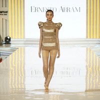 Potongan yang inovatif dan detail-detail seperti ruffles, drapery, lipit atau belahan memberikan kesan dinamis dan berani. Foto: Dok. Lippo Mall Kemang