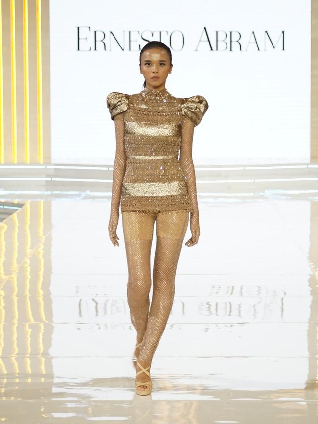 Potongan yang inovatif dan detail-detail seperti ruffles, drapery, lipit atau belahan memberikan kesan dinamis dan berani. Foto: Dok. Lippo Mall Kemang