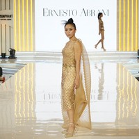 Sosok wanita yang lembut, feminin, namun tangguh, tercermin dalam 24 set busana rancangannya. Foto: Dok. Lippo Mall Kemang