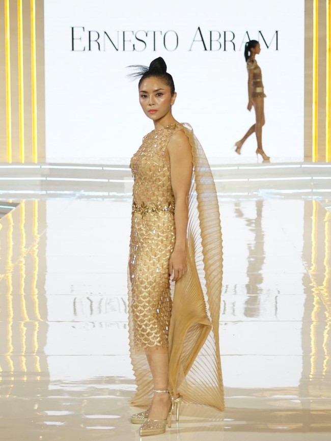 Sosok wanita yang lembut, feminin, namun tangguh, tercermin dalam 24 set busana rancangannya. Foto: Dok. Lippo Mall Kemang