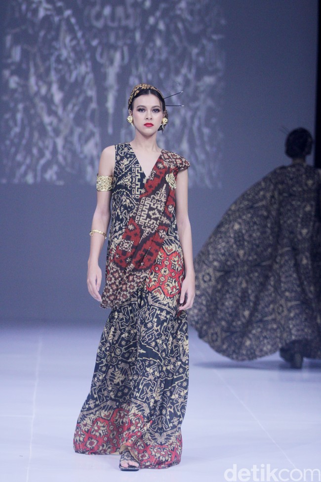 Inilah koleksi Ghea 2024-2025 yang bertajuk Be-Bali yang ditampilkan dalam gelaran The Langham Fashion Soiree, Hotel Langham, Jakarta, Kamis [2/10/2024]. Tenun Gringsing dari Bali jadi inspirasi Ghea Panggabean untuk koleksi busana terbarunya. Foto: mohammad Abduh/detikcom.