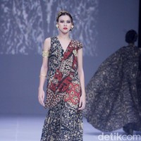 Inilah koleksi Ghea 2024-2025 yang bertajuk Be-Bali yang ditampilkan dalam gelaran The Langham Fashion Soiree, Hotel Langham, Jakarta, Kamis [2/10/2024]. Tenun Gringsing dari Bali jadi inspirasi Ghea Panggabean untuk koleksi busana terbarunya. Foto: mohammad Abduh/detikcom.