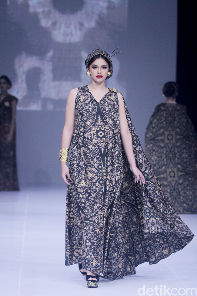 Inilah koleksi Ghea 2024-2025 yang bertajuk Be-Bali yang ditampilkan dalam gelaran The Langham Fashion Soiree, Hotel Langham, Jakarta, Kamis [2/10/2024]. Tenun Gringsing dari Bali jadi inspirasi Ghea Panggabean untuk koleksi busana terbarunya. Foto: Mohammad Abduh/detikcom