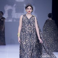 Inilah koleksi Ghea 2024-2025 yang bertajuk Be-Bali yang ditampilkan dalam gelaran The Langham Fashion Soiree, Hotel Langham, Jakarta, Kamis [2/10/2024]. Tenun Gringsing dari Bali jadi inspirasi Ghea Panggabean untuk koleksi busana terbarunya. Foto: Mohammad Abduh/detikcom