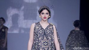 10 Koleksi Ghea Panggabean Rayakan 45 Tahun Berkarya, Angkat Tenun Bali