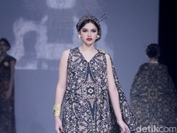 10 Koleksi Ghea Panggabean Rayakan 45 Tahun Berkarya, Angkat Tenun Bali