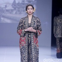 Inilah koleksi Ghea 2024-2025 yang bertajuk Be-Bali yang ditampilkan dalam gelaran The Langham Fashion Soiree, Hotel Langham, Jakarta, Kamis [2/10/2024]. Tenun Gringsing dari Bali jadi inspirasi Ghea Panggabean untuk koleksi busana terbarunya. Foto: mohammad Abduh/detikcom.