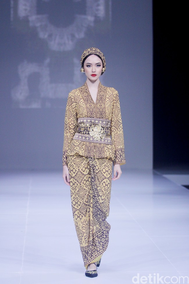 Inilah koleksi Ghea 2024-2025 yang bertajuk Be-Bali yang ditampilkan dalam gelaran The Langham Fashion Soiree, Hotel Langham, Jakarta, Kamis [2/10/2024]. Tenun Gringsing dari Bali jadi inspirasi Ghea Panggabean untuk koleksi busana terbarunya. Foto: mohammad Abduh/detikcom.