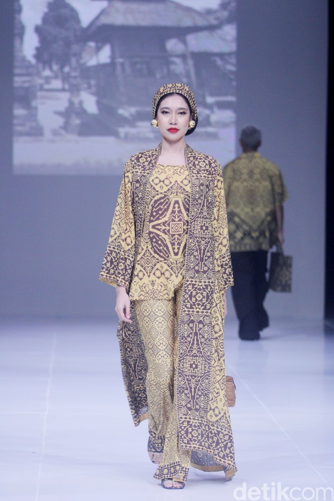 Inilah koleksi Ghea 2024-2025 yang bertajuk Be-Bali yang ditampilkan dalam gelaran The Langham Fashion Soiree, Hotel Langham, Jakarta, Kamis [2/10/2024]. Tenun Gringsing dari Bali jadi inspirasi Ghea Panggabean untuk koleksi busana terbarunya. Foto: mohammad Abduh/detikcom.