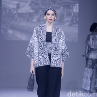 Inilah koleksi Ghea 2024-2025 yang bertajuk Be-Bali yang ditampilkan dalam gelaran The Langham Fashion Soiree, Hotel Langham, Jakarta, Kamis [2/10/2024]. Tenun Gringsing dari Bali jadi inspirasi Ghea Panggabean untuk koleksi busana terbarunya. Foto: mohammad Abduh/detikcom.