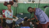Seorang dokter merawat seorang pria yang tertembak dan terluka akibat serangan geng bersenjata di rumah sakit Saint Nicolas di Saint-Marc, Haiti, Minggu (6/10/2024).