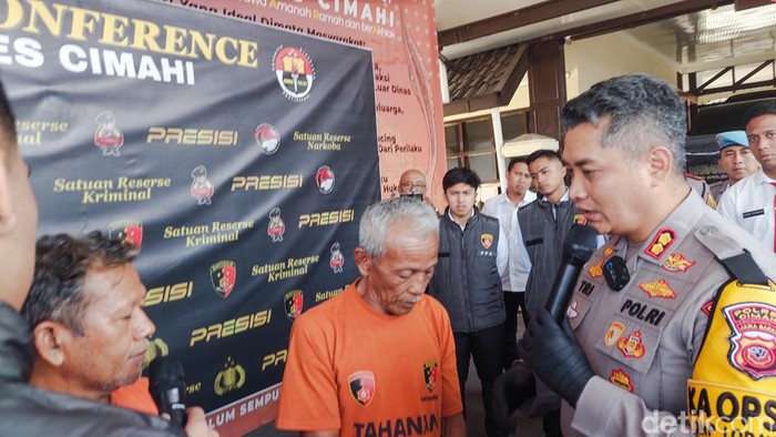 Konferensi pers kasus pencabulan cucu oleh kakeknya di Mapolres Cimahi.