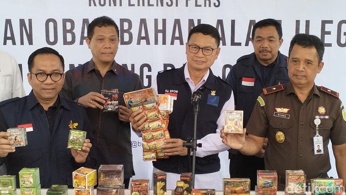 Konferensi pers penyitaan jamu ilegal