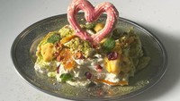 Kalau ini kreasi dessert bernama Eton Mess. Terbuat dari meringue yang dihancurkan, lalu ditambahkan fresh cream, matcha, pistachio, hingga permen dari kulit jeruk. Foto: Instagram @h0mec4fe