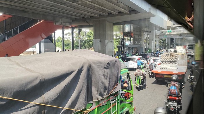 Laju bus TransJakarta ikut tersendat akibat macet di Pancoran (Jabbar/detikcom)