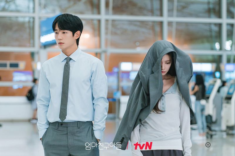 Cuplikan adegan di serial Love Next Door.