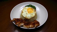 Nasi goreng yang smokey dan gurih bikin lahap makan, apalagi ditambah topping ayam sebagai pelengkapnya. Inilah yang membuat nasi goreng ayam khas Indonesia disukai banyak foodies. Foto: TasteAtlas