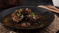 Sup yang unik dari Jawa Timur ini menyimpan kelezatan di balik warnanya yang hitam pekat. Daging yang lembut dengan sentuhan rasa kluwek yang khas rahasianya. Foto: TasteAtlas
